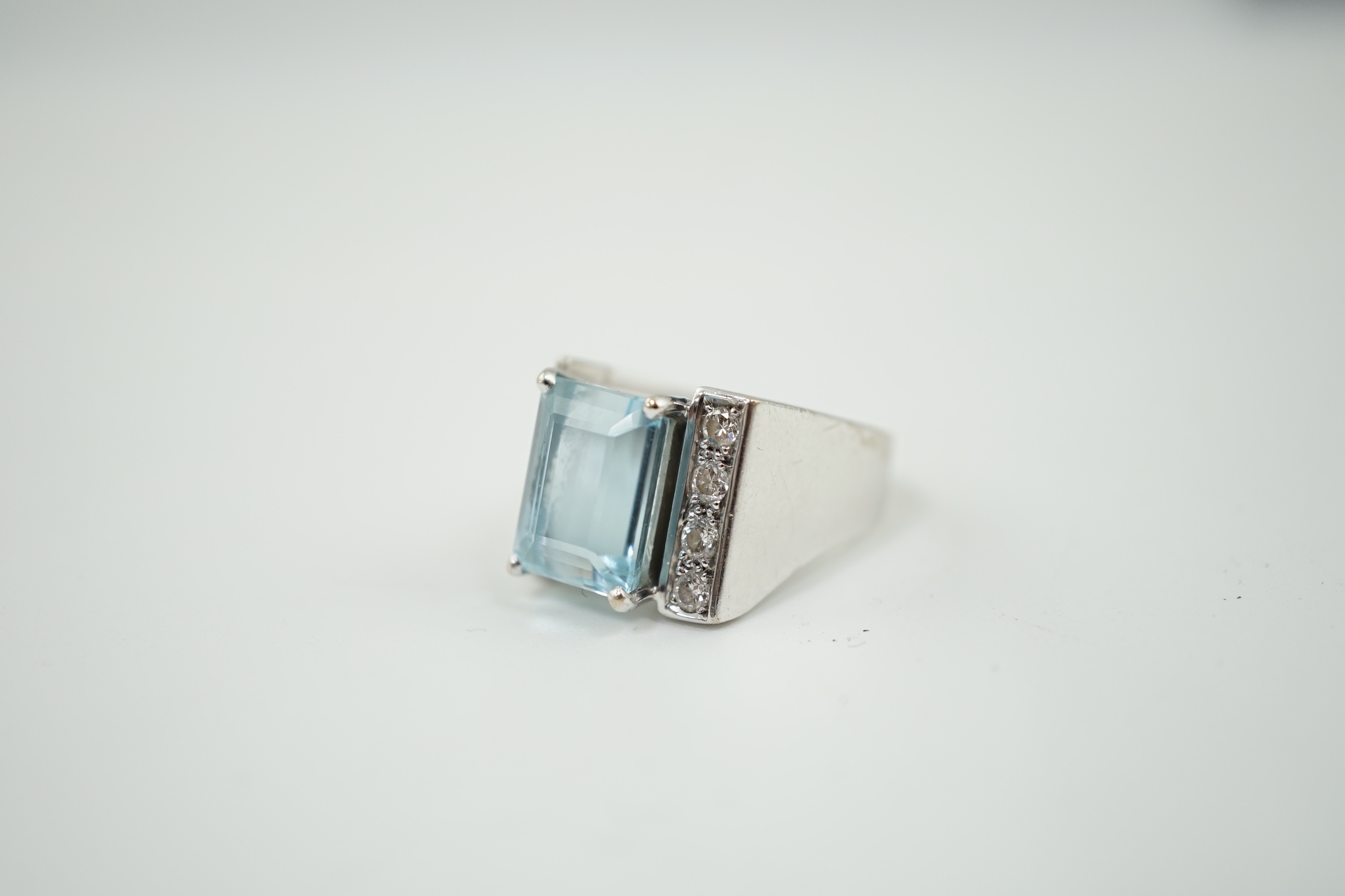 A modern 750 white gold and single stone emerald cut aquamarine set dress ring